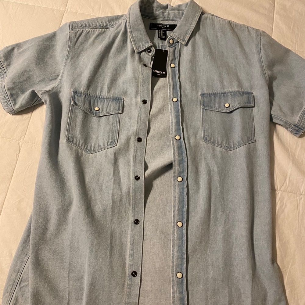 Forever 21 shirt size xs brand new (runs bigger)